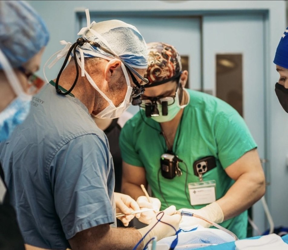 El Dr. Ovadia operando junto al director de su fellowship craneofacial en una misión quirúrgica en El Salvador